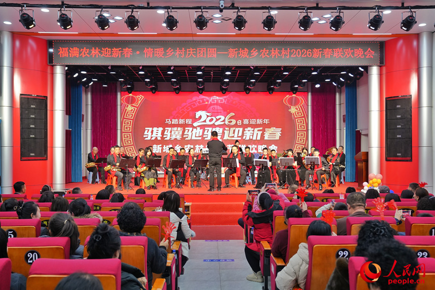 由村民自編自導自演的節目《大東北是我的家鄉》。人民網記者 李洋攝