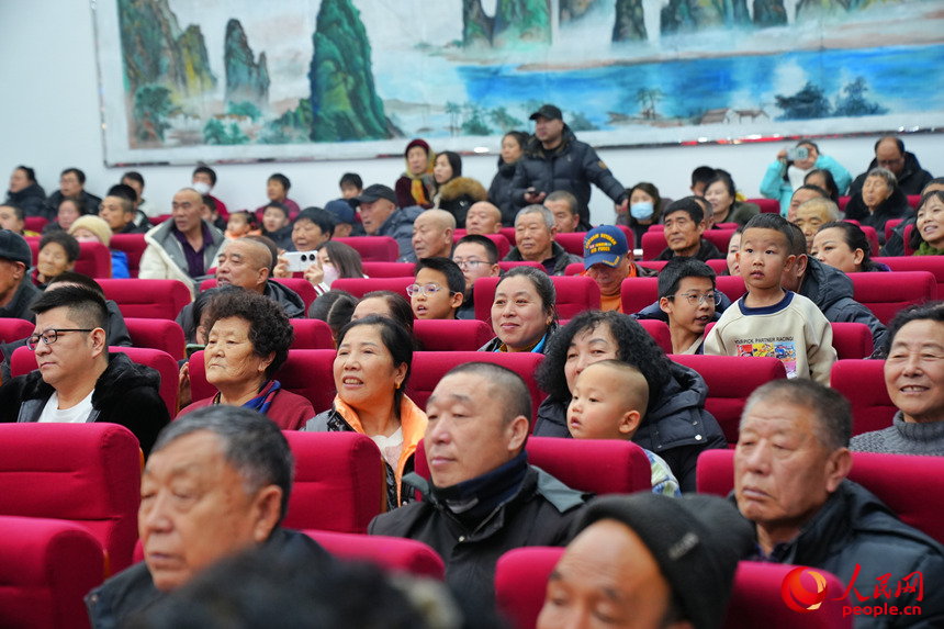 文化味十足的“村晚”讓鄉親們喜笑顏開。人民網記者 李洋攝