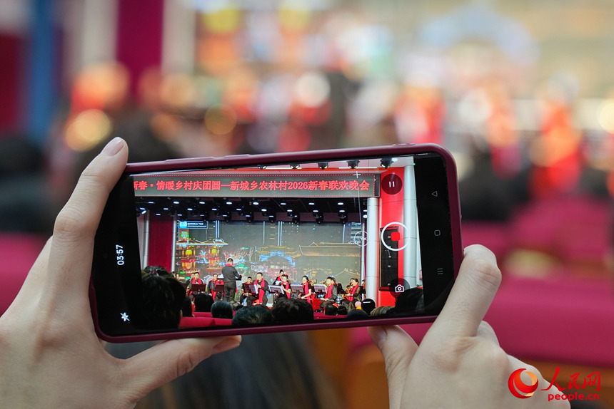 鏡頭中的”村晚“喜氣洋洋。人民網記者 李洋攝