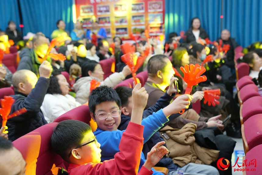 “村晚”現場迎笑聲。人民網記者 李洋攝