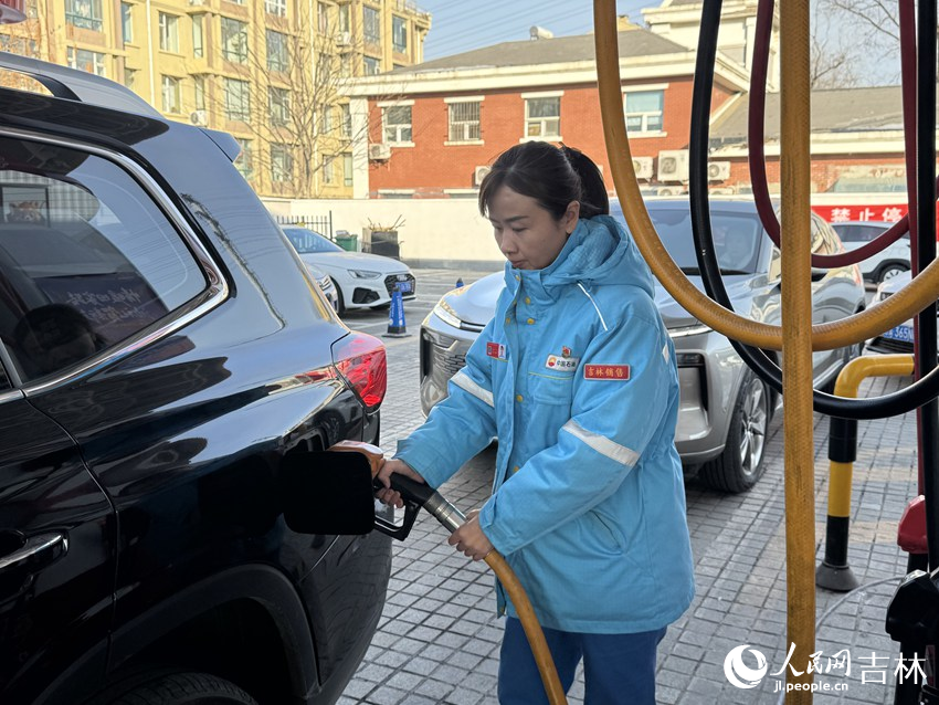 于丹正在給車輛加油。人民網(wǎng)記者 李思玥攝