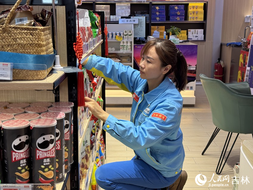 于丹正在專注地整理貨架。人民網(wǎng)記者 李思玥攝