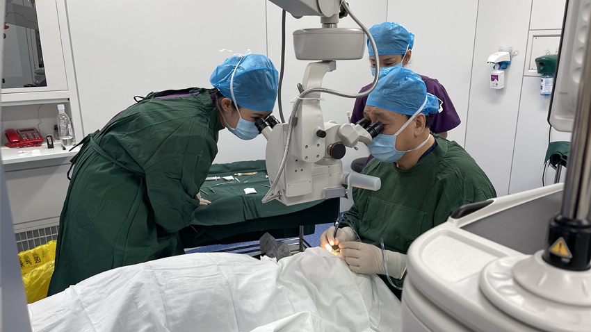 長春一諾眼科醫院業務院長、主任醫師孫士平正在給患者進行手術。長春一諾眼科醫院供圖