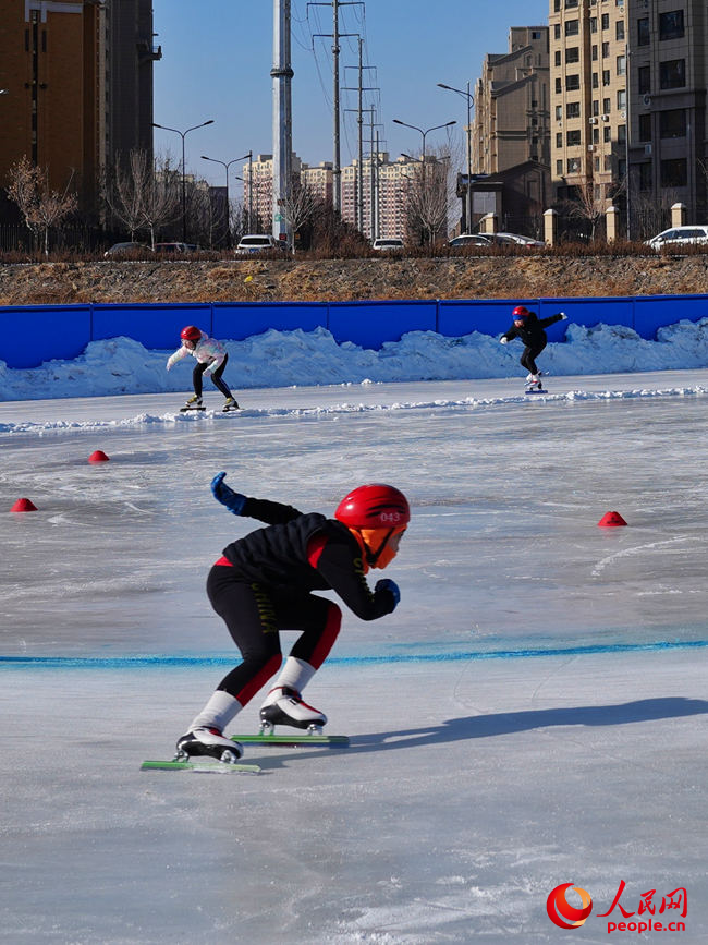 一名少年在滑冰場訓練。人民網(wǎng)記者 李洋攝