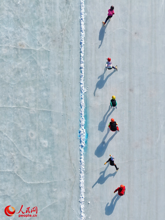 少年滑冰隊在滑冰場訓練。人民網(wǎng)記者 李洋攝