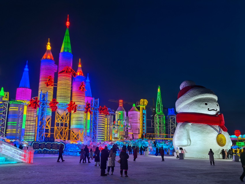 夜幕降臨，華燈將冰雪城堡點綴得流光溢彩。人民網記者 王海躍攝