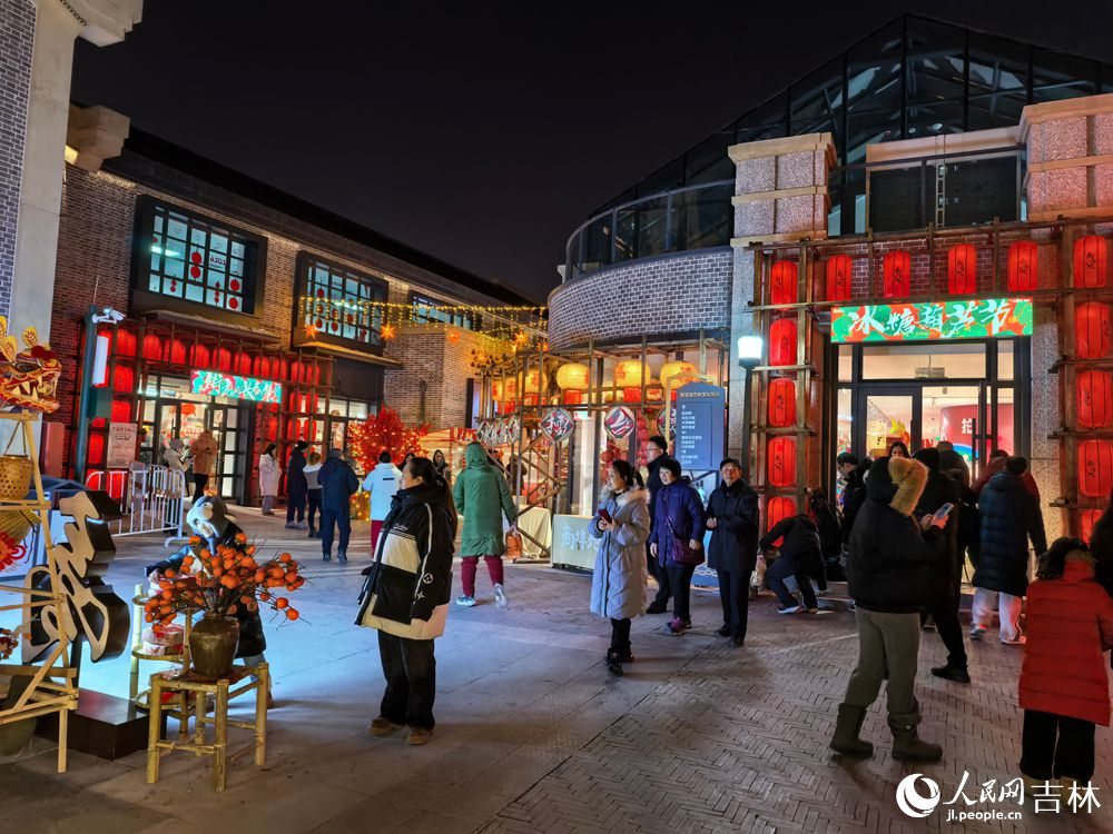 2月10日，小年開街迎馬年，長春商埠地年味濃。人民網記者 王帝元攝