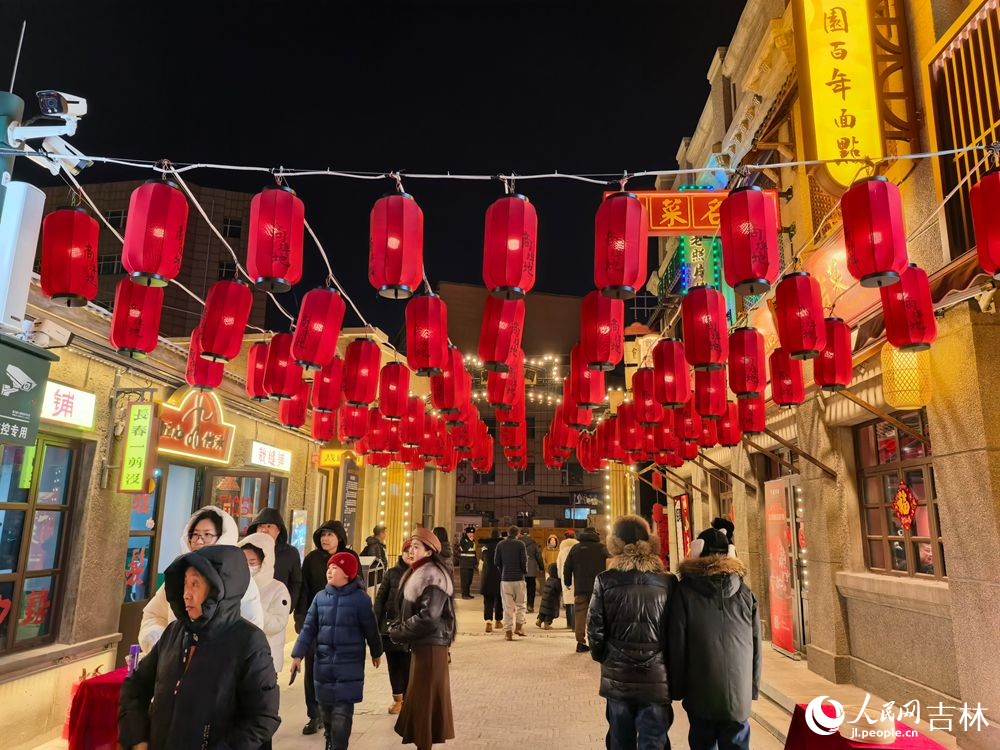 2月10日，小年開街迎馬年，長春商埠地年味濃。人民網記者 王帝元攝