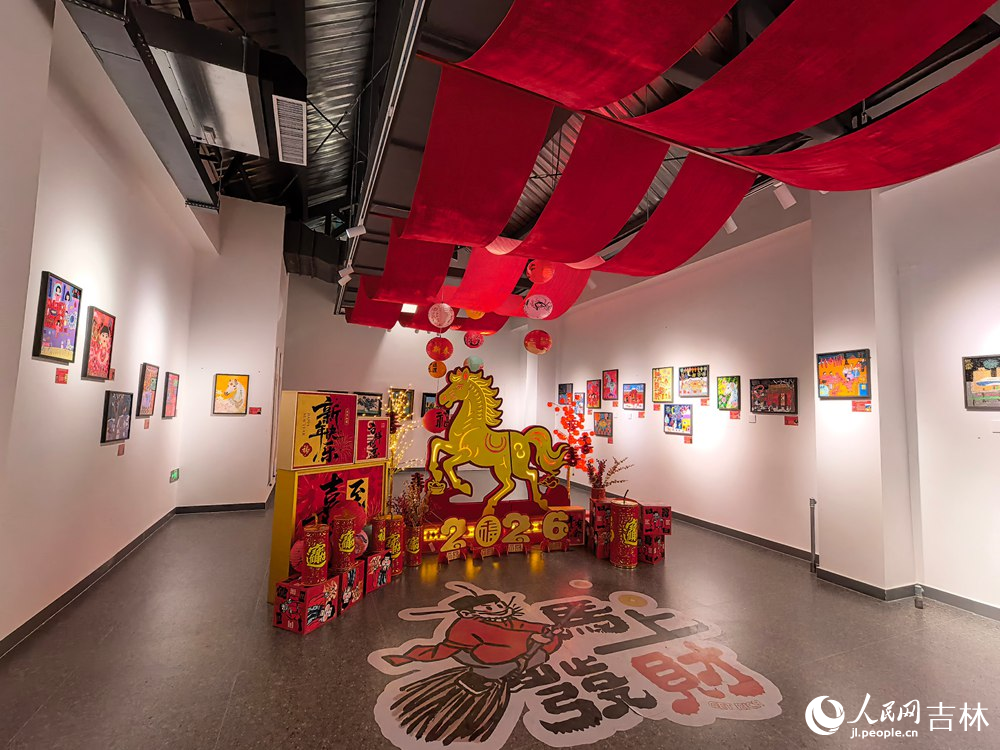 2月11日，長春春京西歷史文化街區空?美術館迎新春，財神畫展添年味。