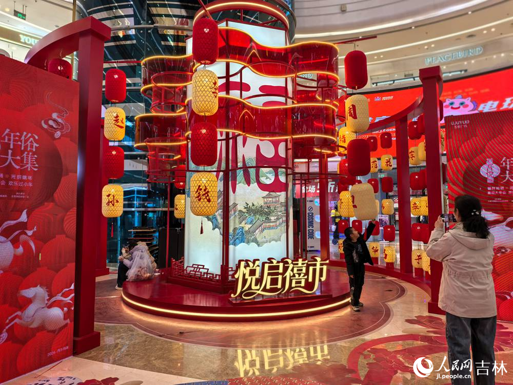 2月11日，長春各商圈張燈結彩迎新春。人民網記者 王帝元攝