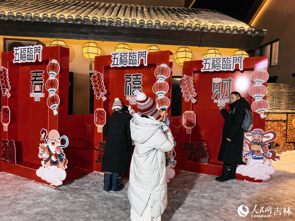 【2】2月13日，馬年啟新程，長白山下恩都里年味升騰。人民網記者 王帝元攝