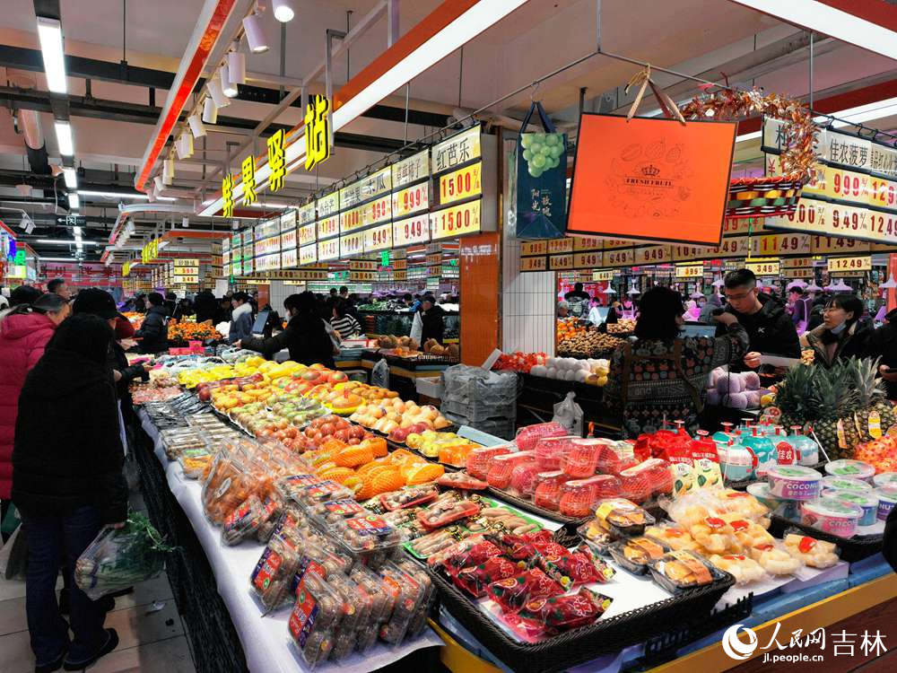 2月15日，馬年新春將至，長春市民忙購年貨。人民網記者 王帝元攝