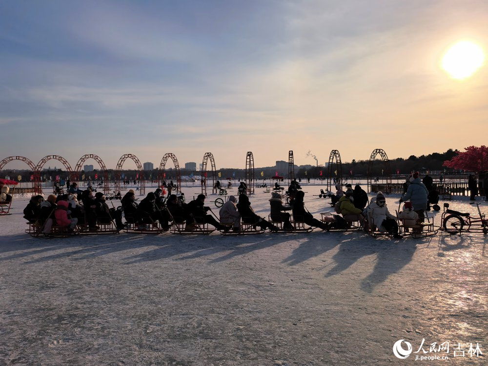 2月18日， 在長春市南湖公園，冰上 “火車” 飛馳，樂享馬年新春。人民網記者 王帝元攝
