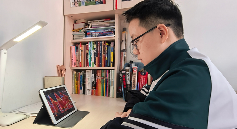 中小學學生在家收看同上一堂“追尋英雄足跡 傳承抗聯精神”思政大課。