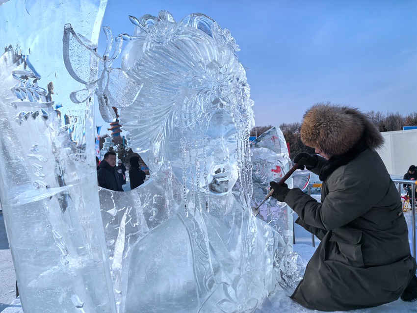 于佳手中的刻刀在冰面上行走，雕刻出精美細節。人民網記者 王海躍攝