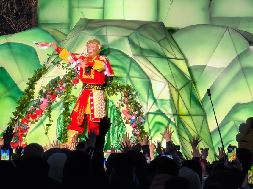 “雪餅猴”出場，大家歡呼不停。人民網記者 王海躍攝