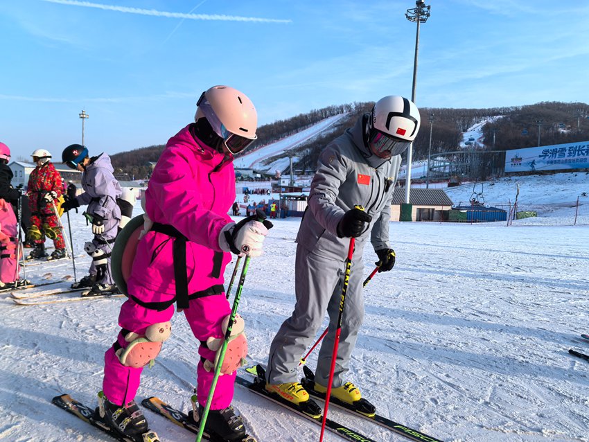 李丹教游客滑雪技巧。人民網記者 王海躍攝
