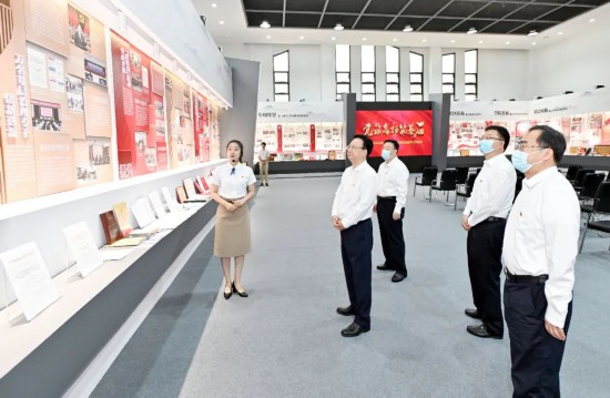 7月10日，吉林省委書記景俊海到吉林長春社區干部學院調研，仔細觀看吉林省黨建引領基層治理成果展。