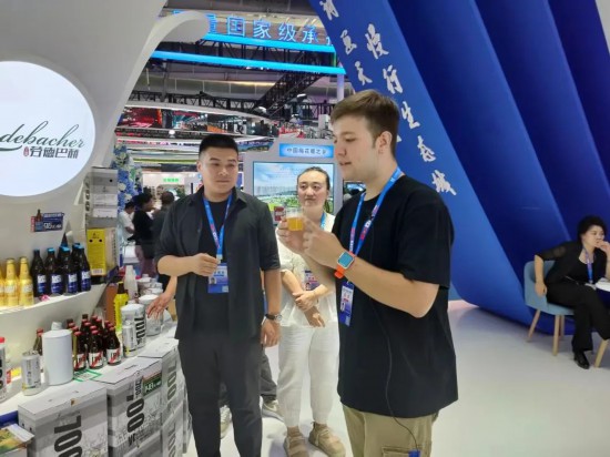 在第十四屆東北亞博覽會(huì)長(zhǎng)白山展區(qū)，勞德巴赫精釀啤酒展臺(tái)人氣火爆，吸引了眾多觀展者、外國(guó)友人前來品鑒。