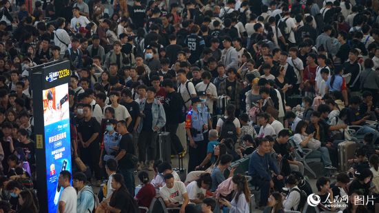 10月4日，河北省石家莊站鐵警傾力護(hù)航中秋國慶旅客平安出行。 人民網(wǎng)記者 周博攝
