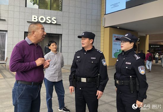 10月1日上午，河南鄭州中牟縣公安局青年路派出所的民警正在解答群眾問題。人民網(wǎng)記者 王玉興攝