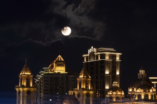 9月29日18時28分,一輪明月“羞答答”地從云中露出,在福州”閩江之心“上空升起。人民網記者 蘭志飛攝