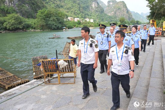 廣西陽朔聯(lián)合執(zhí)法人員在遇龍河景區(qū)巡查，全力保障假日旅游安全。人民網(wǎng)記者 嚴(yán)立政攝