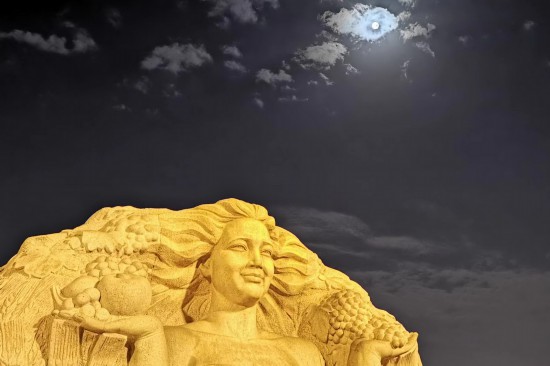 9月29日,在吉林省長春市文化廣場,賞雨后中秋圓月。人民網記者 王帝元攝