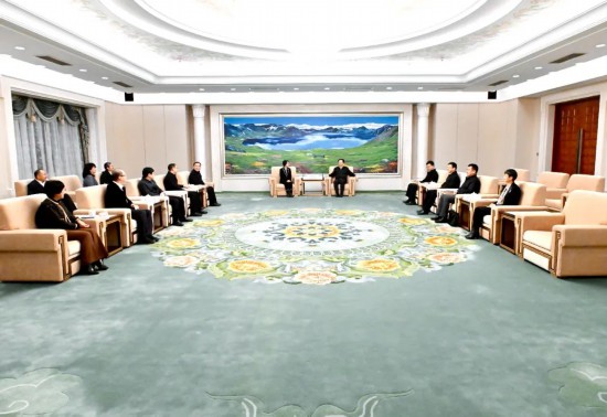 11月30日，吉林省委書記景俊海在長春會見人民日報社副總編輯徐立京等參加2023網上群眾工作大會的重要嘉賓。