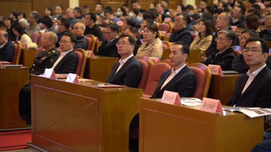 “吉林楷模”王琦同志先進(jìn)事跡報(bào)告會(huì)主辦方領(lǐng)導(dǎo)聆聽報(bào)告會(huì)