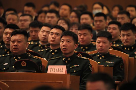 主會(huì)場(chǎng)觀眾認(rèn)真聆聽“吉林楷模”王琦同志先進(jìn)事跡報(bào)告會(huì)