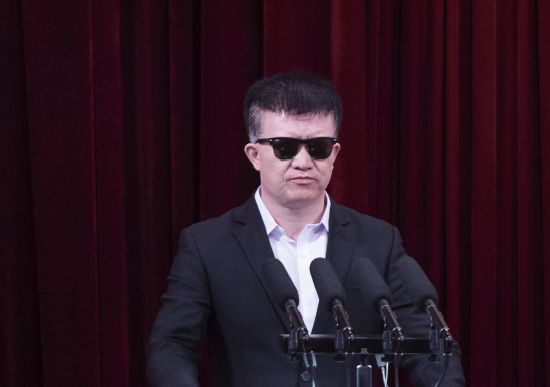 “吉林楷模”王琦同志先進(jìn)事跡報(bào)告團(tuán)成員孫剛作報(bào)告