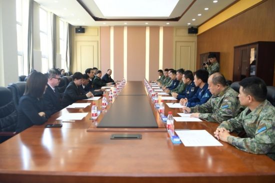 吉林省退役軍人事務廳、空軍航空大學相關領導和“吉林楷?！蓖蹒鞠冗M事跡報告團成員進行座談交流。