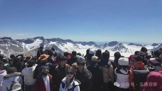 今年五一登頂的游客是非常幸運的，美麗的長白山晴空萬里、一覽無遺。