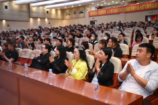 梅河新區(qū)各界群眾在現(xiàn)場聆聽事跡報(bào)告會。