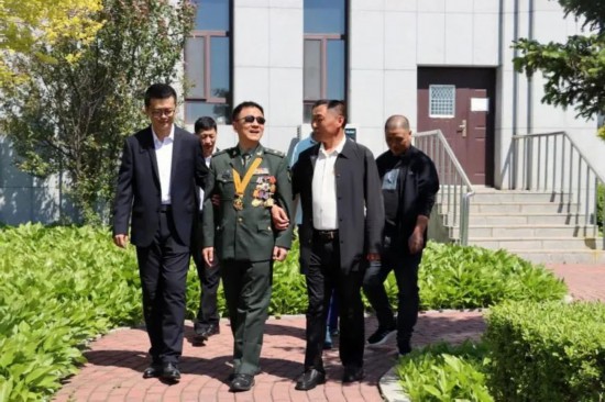 “吉林楷模”王琦同志與各界代表互動交流。