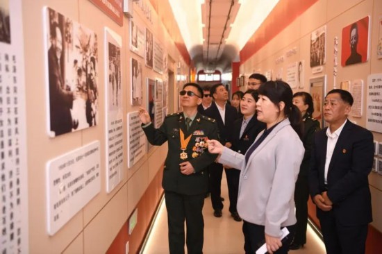 報告團成員參觀幸福社區(qū)黨群服務(wù)中心文化建設(shè)。