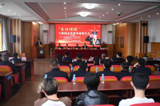 “吉林楷?！蓖蹒鞠冗M事跡巡回報告團在延吉市退役軍人創新創業孵化基地開展巡回宣講活動。