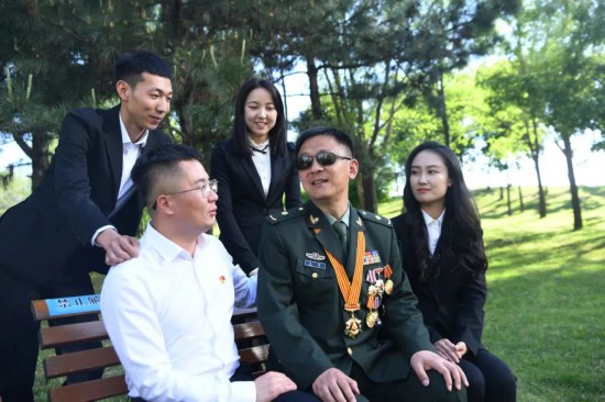 宣講報(bào)告結(jié)束后，“吉林楷模”王琦與參加報(bào)告會的機(jī)關(guān)干部代表互動交流。