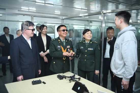 報告團成員和退役軍人創業就業代表交流。