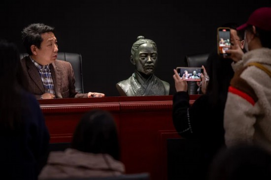 2019年，湖北省博物館、湖北省文物考古研究院和吉林大學(xué)考古學(xué)院對云夢睡虎地M11墓主人“喜”的骨骼開展了“云夢睡虎地出土人骨的綜合研究”，團隊綜合運用同位素測定、古DNA檢測、3D打印等科技手段，進行全方位研究。肖藝九攝