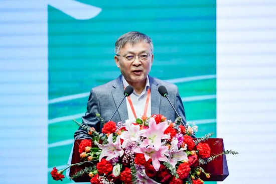 程明教授作報告